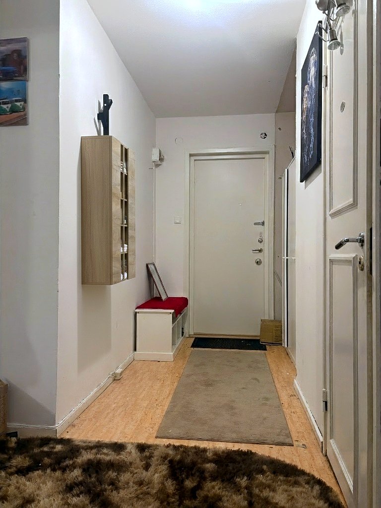 Etta med halvrum på Forsbackavägen — stora fönster mot träden utanför